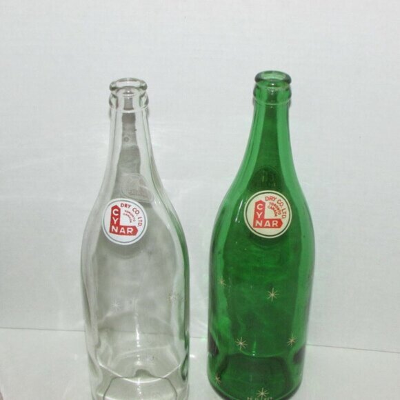2 CYNAR Vintage Glass Soda Pop Bottles Toronto Canada Large 30 oz Green Clear - Picture 5 of 10